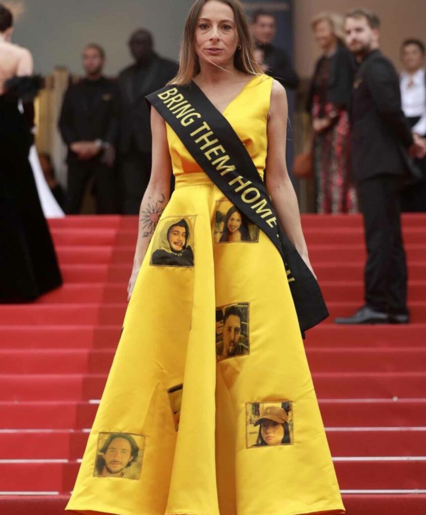 לורה בלג'מן כאשר ושמלת החטופים. פסטיבל קאן 2024. עיצוב שמלה: ליסה קורן. צילום: פינטרסט - 2